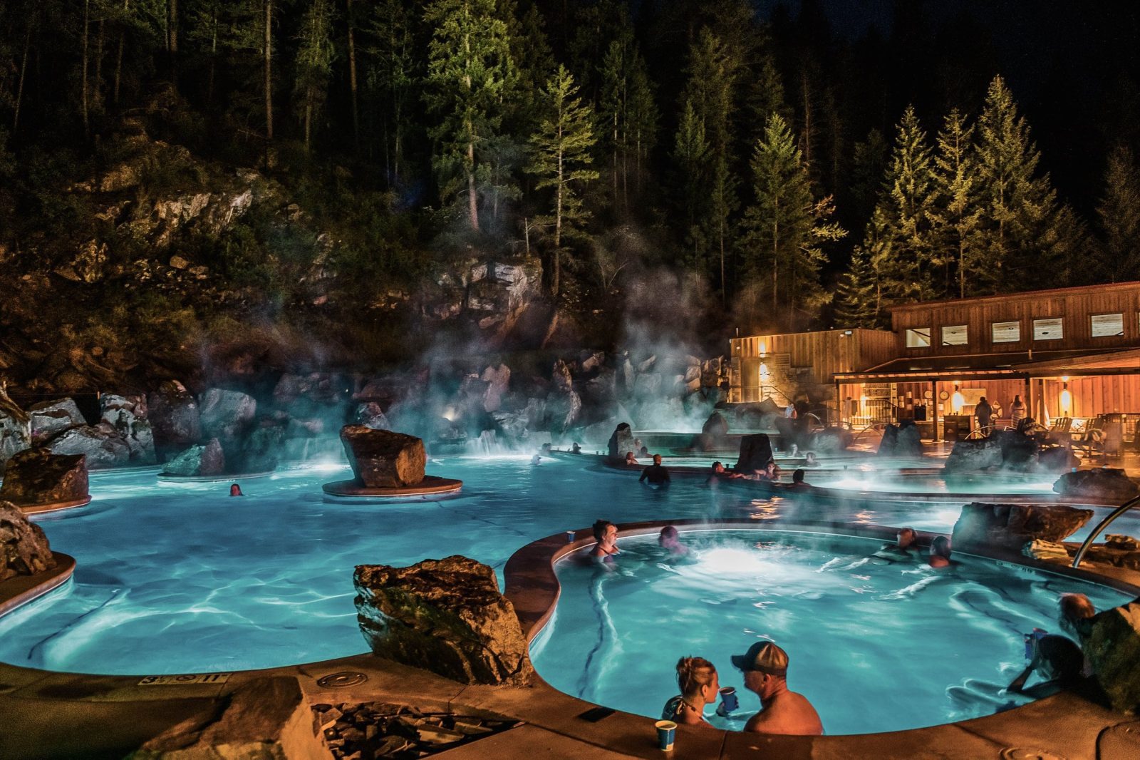 Tắm suối nước nóng là một dịch vụ điển hình của hot springs spa