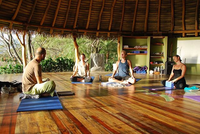 Yoga Spa chú trọng tới luyện tập các động tác dẻo dai và phương pháp hít thở